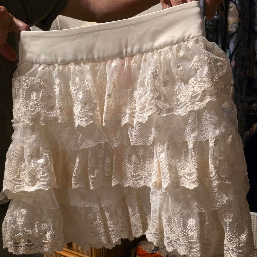 Sugar Thrillz White Lace Mini Skirt Floral Embroidery Tiered Ruffle XS NEW